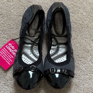 Women's Gray and Black Ballet Flats